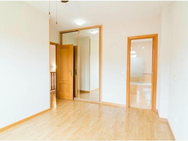 Chalet pareado con 4 dormitorios, jardín y zona de barbacoa en Galápagos