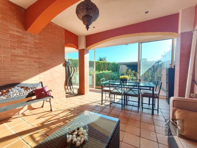 Chalet pareado con amplio jardín, 4 dormitorios, porche acristalado y piscina comunitaria