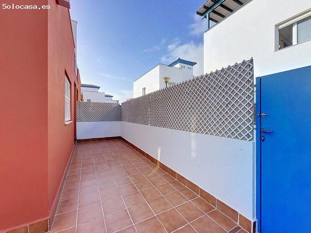 Chalet pareado con gran sótano, jardín privado y solárium en Coto de Vera