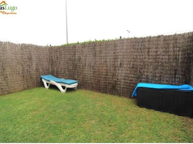 CHALET PAREADO CON JARDÍN PRIVADO Y PISCINA COMUNITARIA AL LADO DE LUGO