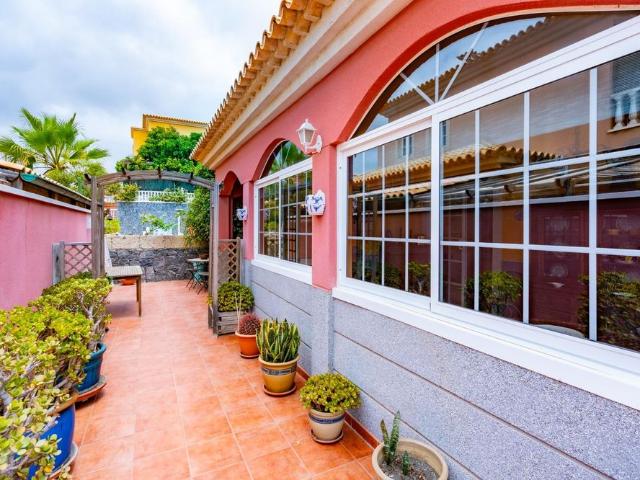 CHALET PAREADO CON JARDÍN, VISTAS AL MAR Y PISCINA COMUNITARIA EN EL MEDANO LA PELADA ? – 0067 04652