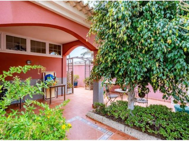 CHALET PAREADO CON JARDÍN, VISTAS AL MAR Y PISCINA COMUNITARIA EN EL MEDANO LA PELADA – 2.000 €/ME
