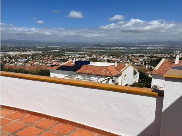 Chalet pareado con piscina, vistas abiertas y acceso directo a la naturaleza en Cortijo del Sol, Alh