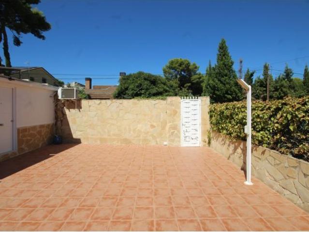 CHALET PAREADO CON PISCINA PRIVADA, GRAN PARCELA Y SEGUNDA VIVIENDA INDEPENDIENTE CON ACCESO DIRECTO