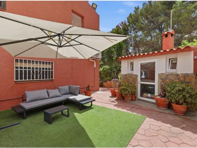 Chalet pareado de 4 plantas con piscina, placas solares y amplias zonas exteriores en Calicanto Chi
