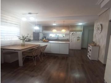 Chalet pareado de 5 habitaciones y, 3 baños y piscina privada en valverde, Elche