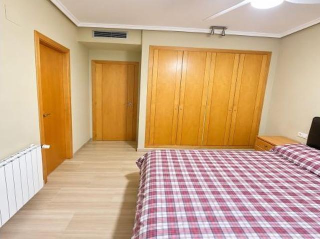 Chalet pareado de 5 habitaciones con jardín, piscina y terrazas en Paterna