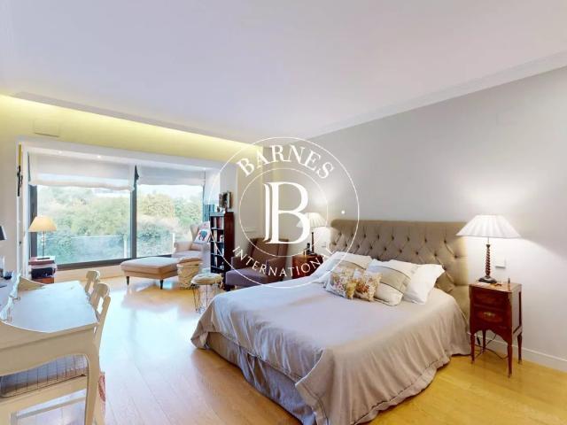 Chalet pareado de lujo con jardín y piscina en la zona Diplo. 431m² Madrid