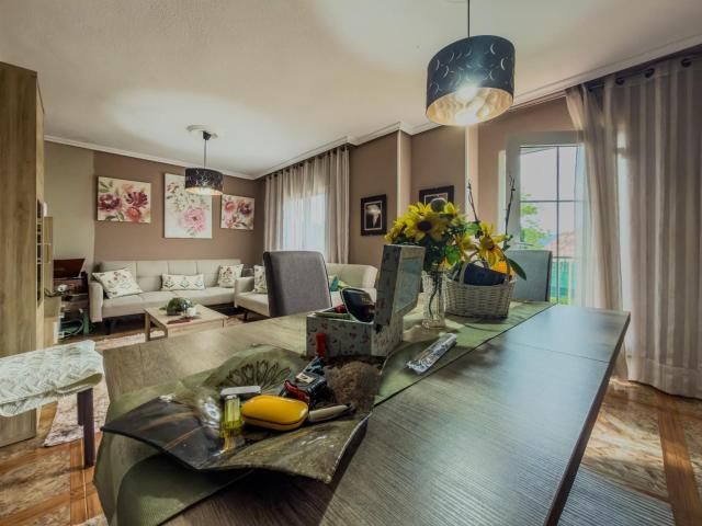 CHALET PAREADO EN ESQUINA CON JARDÍN Y GARAJE JUNTO A CABÁRCENO
