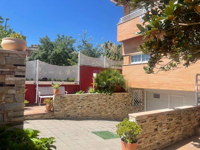CHALET PAREADO EN PARQUE EUROPA