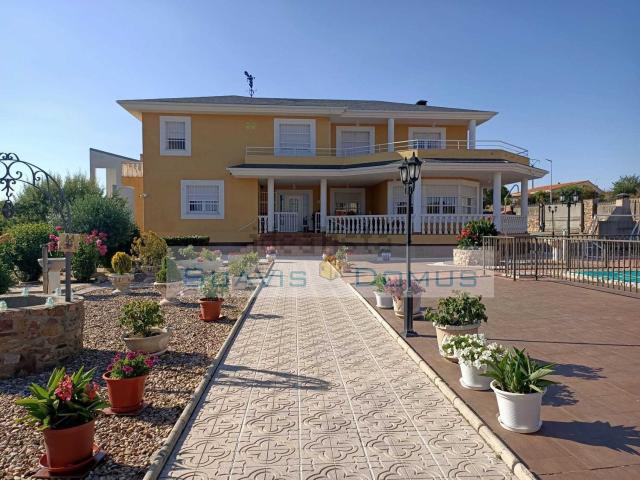 Chalet, Roales