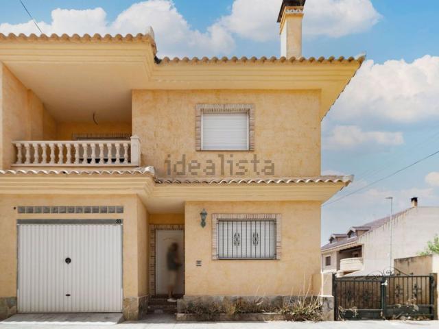 Chalet, Redovan