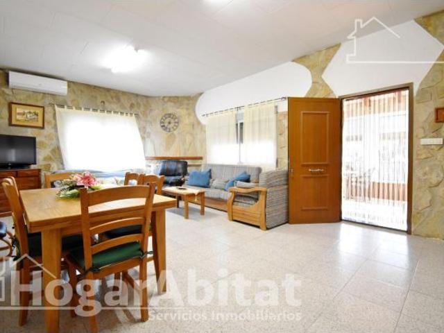 CHALET REFORMADO CON TERRAZA, PISCINA, BARBACOA Y GARAJE