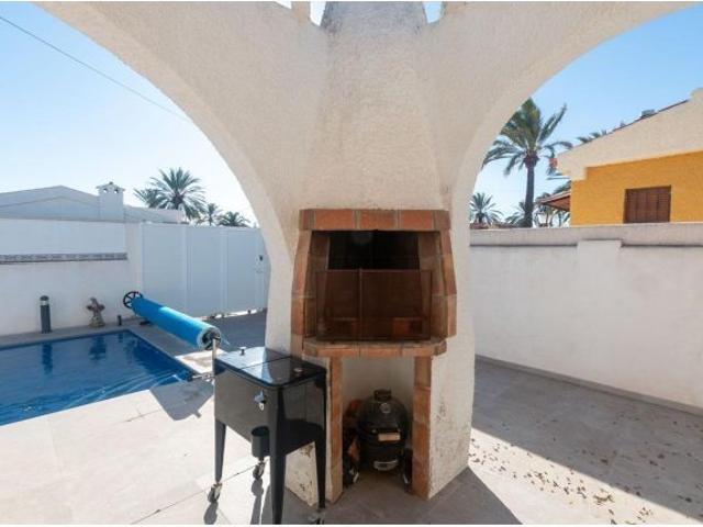 Chalet reformado de una planta con piscina climatizada en Nueva Torrevieja
