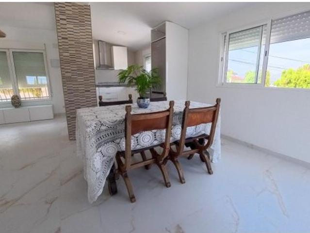 Chalet reformado de 2 habitaciones, piscina, parking y parcela de 880m2