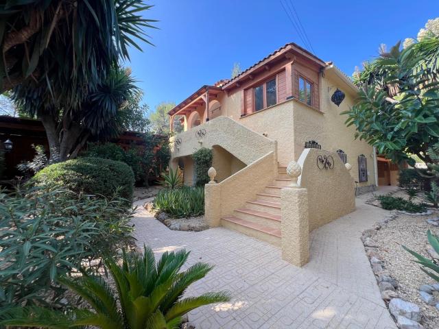 Chalet renovado en Albir