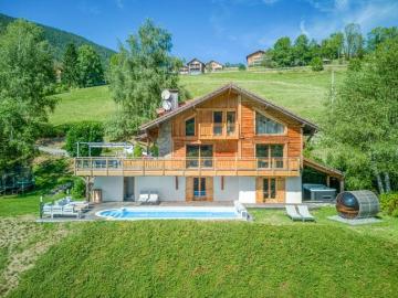 Chalet rénové à proximité de La Clusaz, Vue montagnes avec piscine