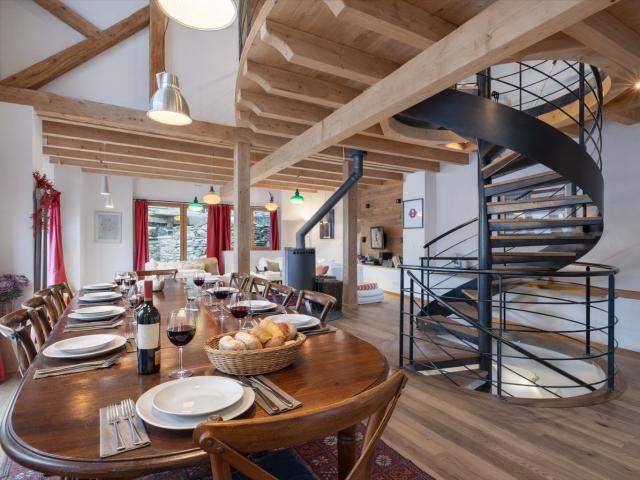 Chalet rénové 5 chambres dans un village calme 230m² Saint Jean de Belleville