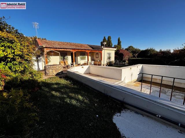 Chalet rústico independiente con piscina privada y gran parcela en Valdilecha