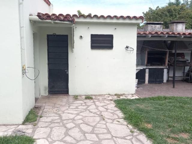 Chalet tejas colonial de 3 ambientes con garaje y fondo libre con parrilla
