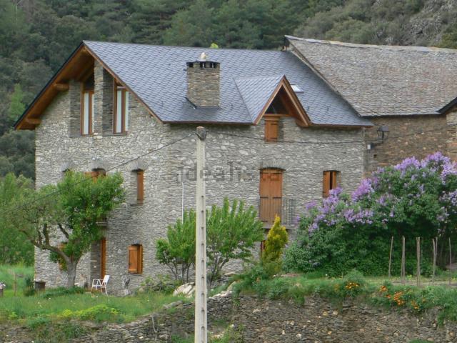 Chalet, Tirvia