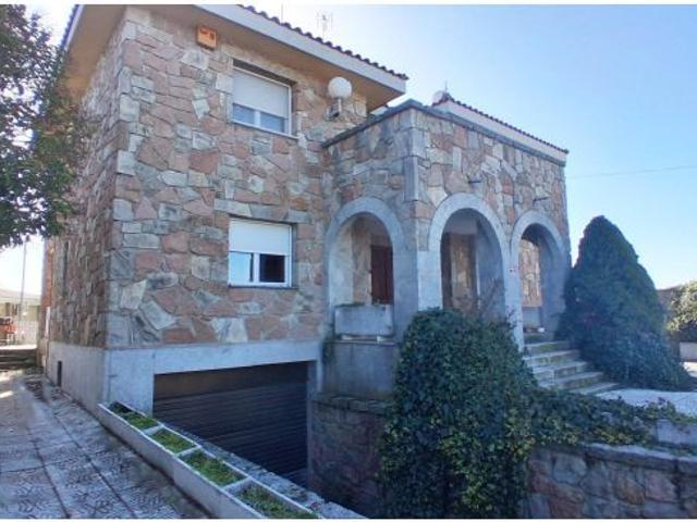 CHALET TURÍSTICO VENTA CALZADA DE VALDUNCIEL. Urbis te ofrece un chalet en venta en Calzada de Valdu