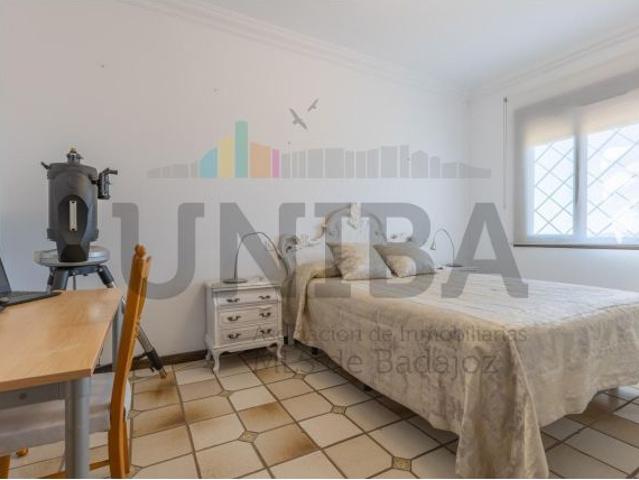 CHALET ÚNICO EN URBANIZACIÓN ATALAYA