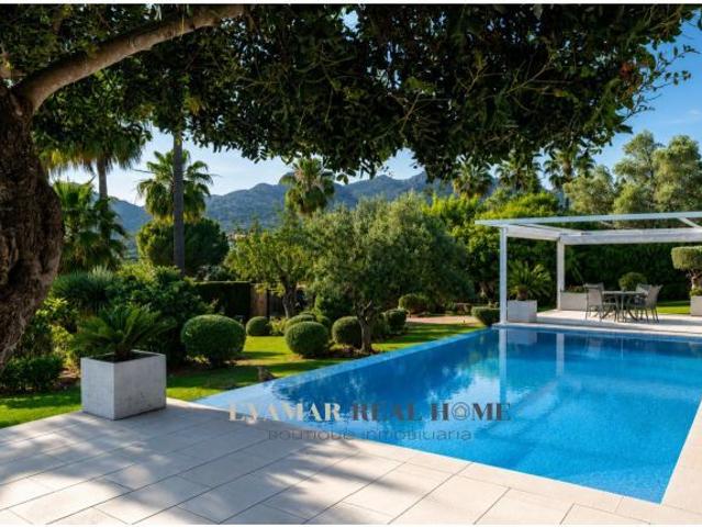 CHALET UNIFAMILIAR CON PISCINA DESBORDANTE Y VISTAS A LA SERRA DE TRAMUNTANA