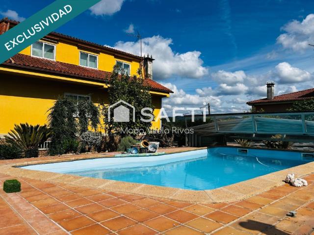 Chalet unifamiliar a 2km de A Estrada con piscina cubierta, una casita independiente ara celebraciones y zona para guardar material de jardín