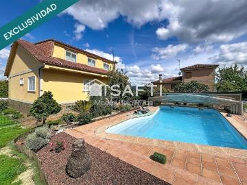 Chalet unifamiliar a 2km de A Estrada con piscina cubierta, una casita independiente ara celebraciones y zona para guardar material de jardín