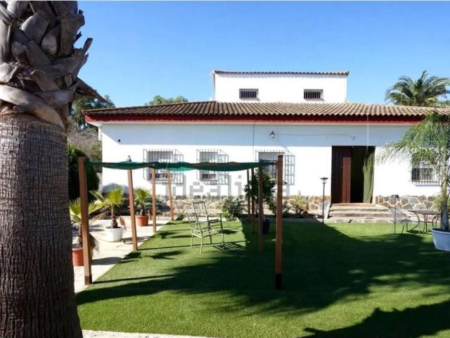 Chalet unifamiliar en venta en Carmona
