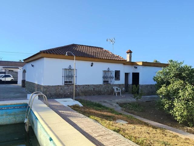Chalet unifamiliar en venta en Carmona