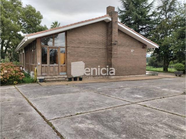 Chalet unifamiliar en venta en Granda Tiñana Hevia