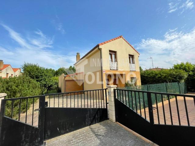 Chalet unifamiliar en venta en Leiva