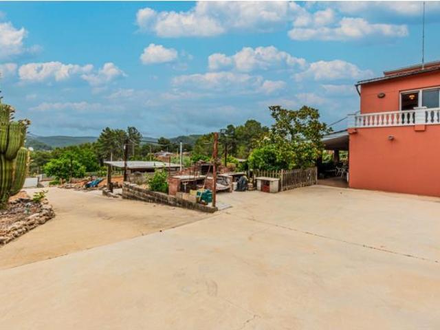 Chalet unifamiliar independiente en excelente parcela con espectaculares vistas a las montañas en U