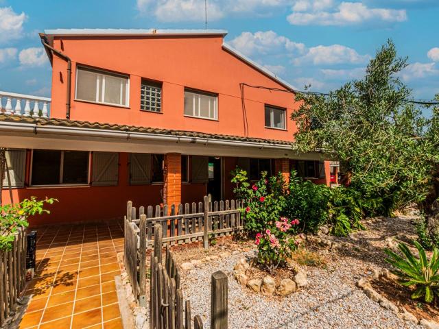 Chalet unifamiliar independiente en excelente parcela con espectaculares vistas a las montañas en Urbanización Can Mitjans