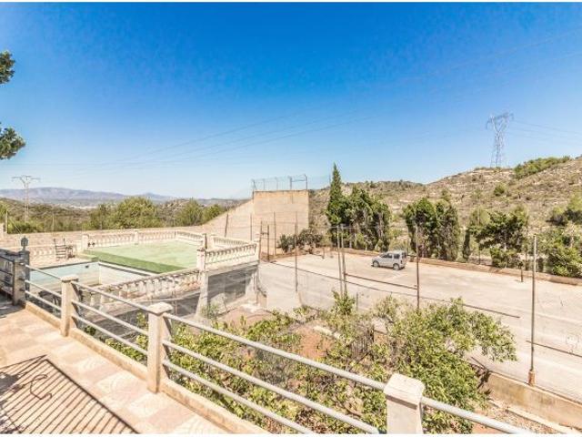 CHALET URBANO CON PISCINA, PISTA DE TENIS Y DE FRONTÓN