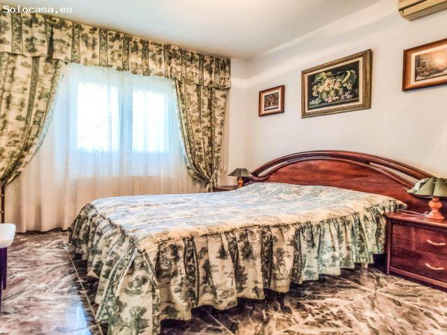 Chalet Vacacional con la piscina privada en La Zenia