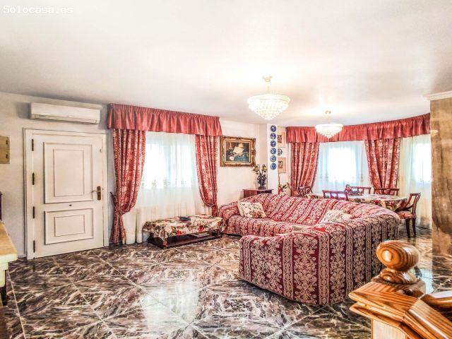 Chalet Vacacional con la piscina privada en La Zenia