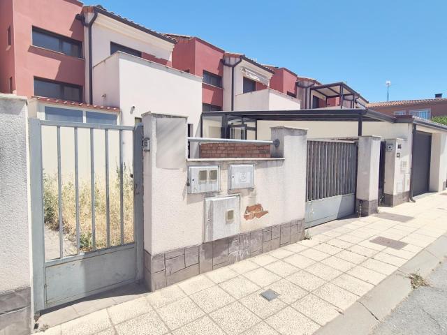 CHALET VENTA DOÑINOS DE SALAMANCA. Urbis te ofrece un chalet adosado en venta en Doñinos de Salamanca, Salamanca