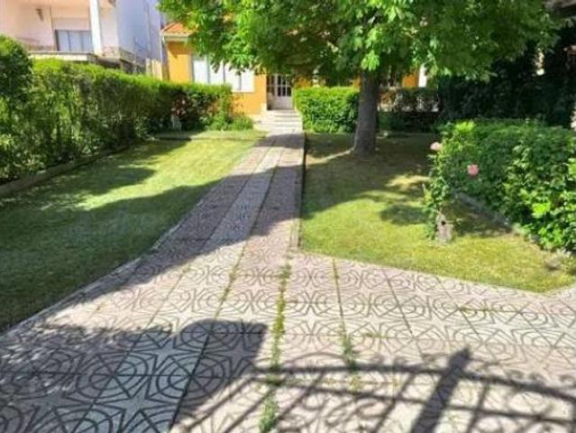 Chalet Venta Dueñas, Dueñas