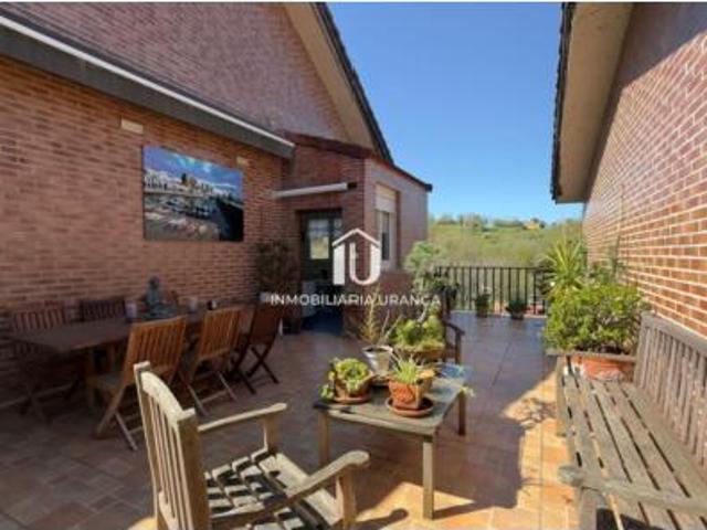 Chalet Venta Laredo, Centro