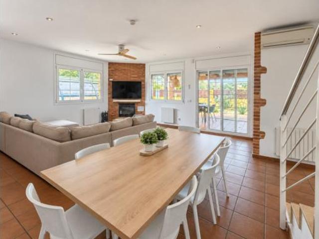 Chalet Venta Saus, Camallera i Llampaies, Camallera