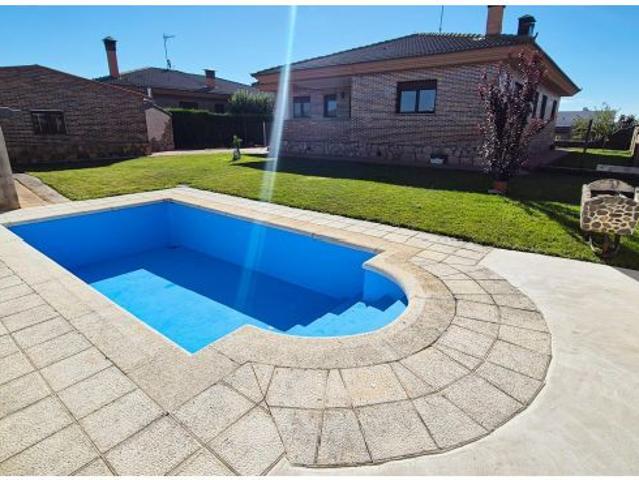 CHALET VENTA SAN CRISTÓBAL DE LA CUESTA. Urbis te ofrece un chalet en venta en la Urbanización Las T