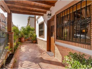 Chalet Venta Peligros, Peligros