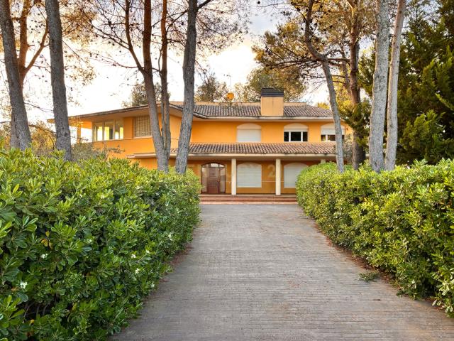 Chalet / vivienda independiente en Banyeres de Mariola con amplia terraza, garaje y gran potencial