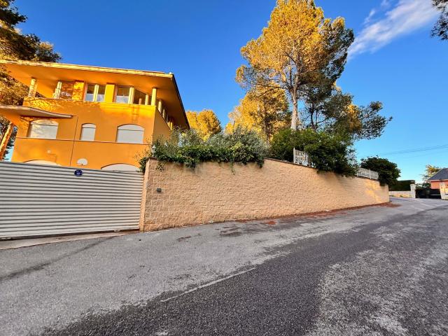 Chalet / vivienda independiente en Banyeres de Mariola con amplia terraza, garaje y gran potencial