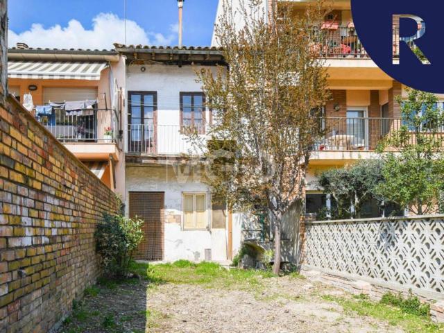 Chalet, Vic