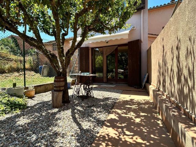 Chalet, Vic