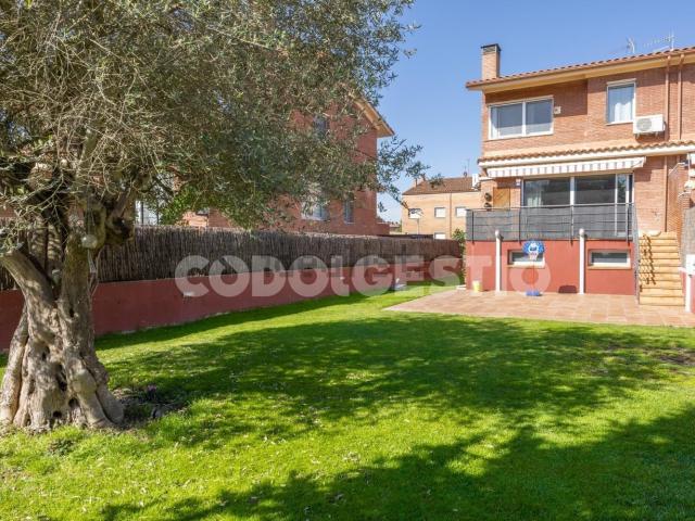 Chalet, Vic
